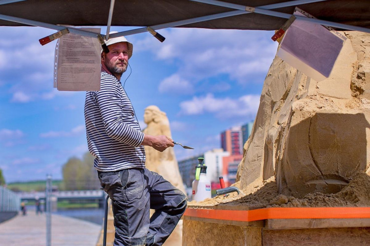 V Písku opět vzniká galerie pod širým nebem. Umělci začali tvořit sochy z písku tento týden