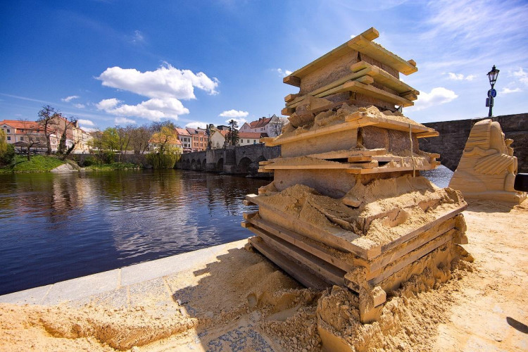 V Písku opět vzniká galerie pod širým nebem. Umělci začali tvořit sochy z písku tento týden