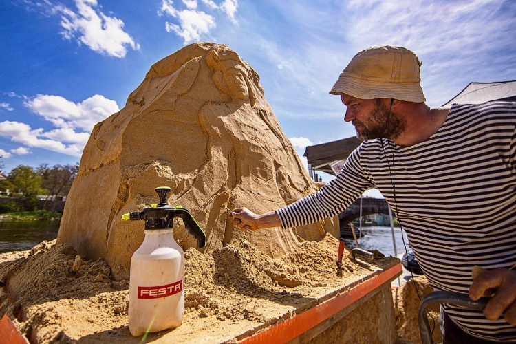 V Písku opět vzniká galerie pod širým nebem. Umělci začali tvořit sochy z písku tento týden