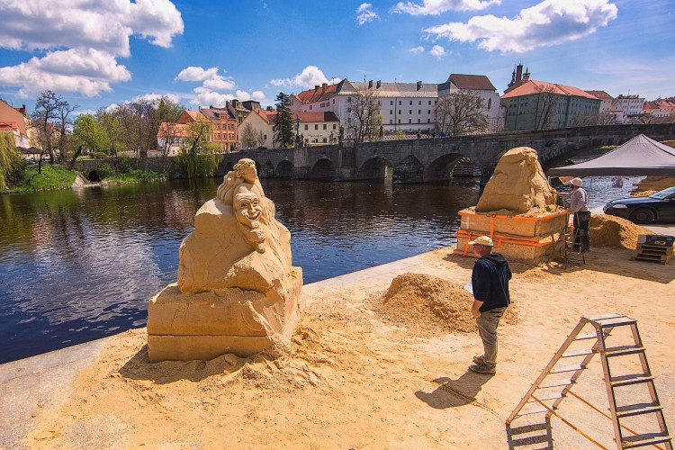 V Písku opět vzniká galerie pod širým nebem. Umělci začali tvořit sochy z písku tento týden