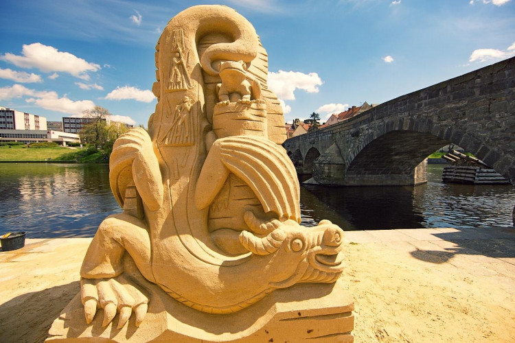 V Písku opět vzniká galerie pod širým nebem. Umělci začali tvořit sochy z písku tento týden