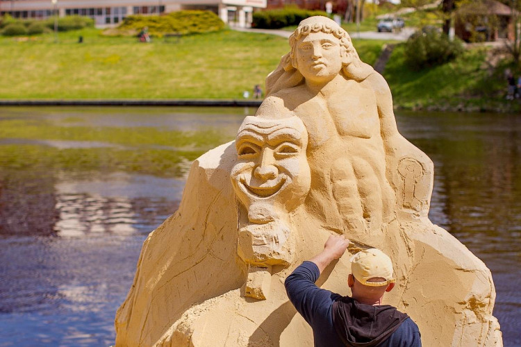 V Písku opět vzniká galerie pod širým nebem. Umělci začali tvořit sochy z písku tento týden