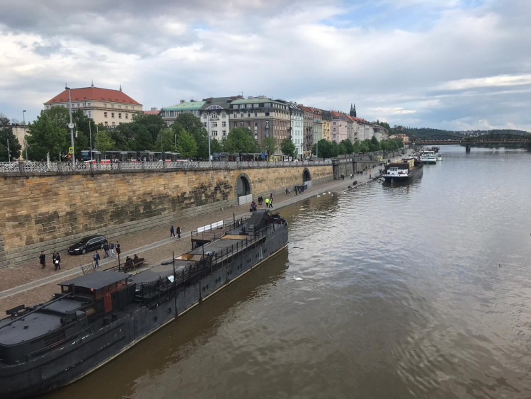 Hladina Vltavy stoupá, nejezdí některé přívozy a policie vyklízí náplavky