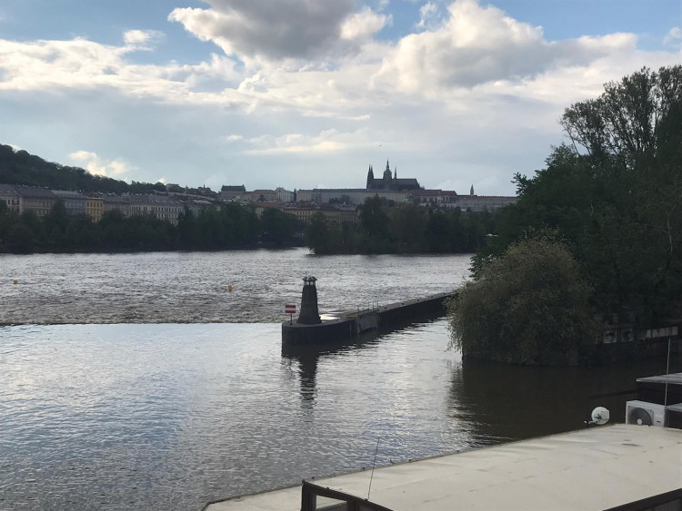 Hladina Vltavy stoupá, nejezdí některé přívozy a policie vyklízí náplavky