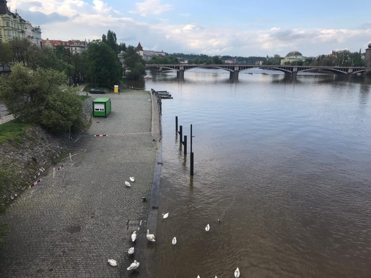 Hladina Vltavy stoupá, nejezdí některé přívozy a policie vyklízí náplavky