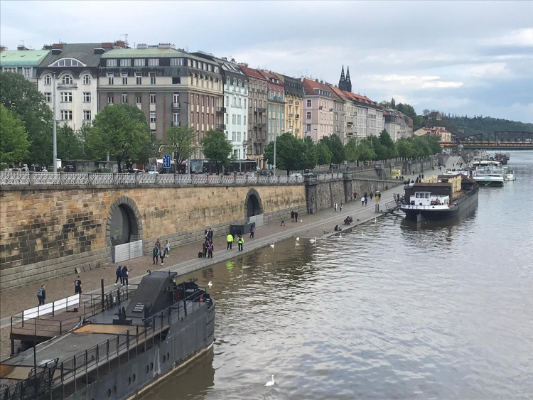 Hladina Vltavy stoupá, nejezdí některé přívozy a policie vyklízí náplavky