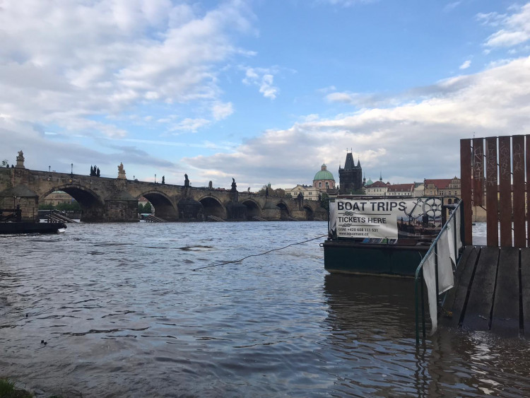 Hladina Vltavy stoupá, nejezdí některé přívozy a policie vyklízí náplavky