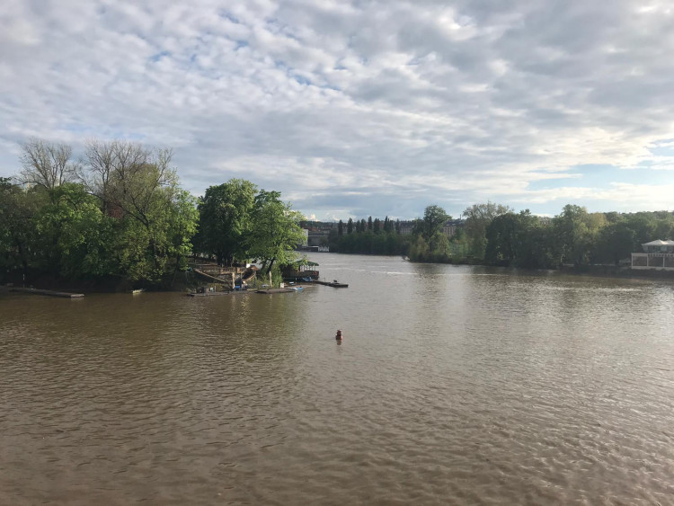Hladina Vltavy stoupá, nejezdí některé přívozy a policie vyklízí náplavky