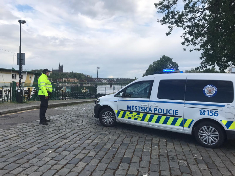 Hladina Vltavy stoupá, nejezdí některé přívozy a policie vyklízí náplavky