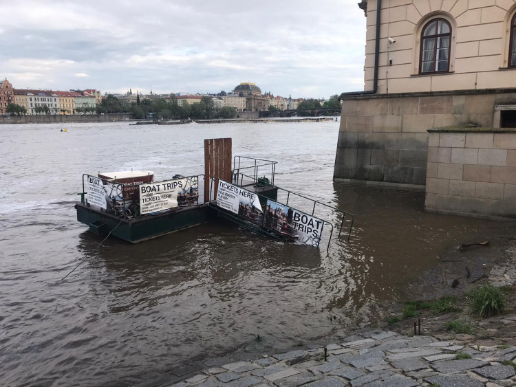 Hladina Vltavy stoupá, nejezdí některé přívozy a policie vyklízí náplavky