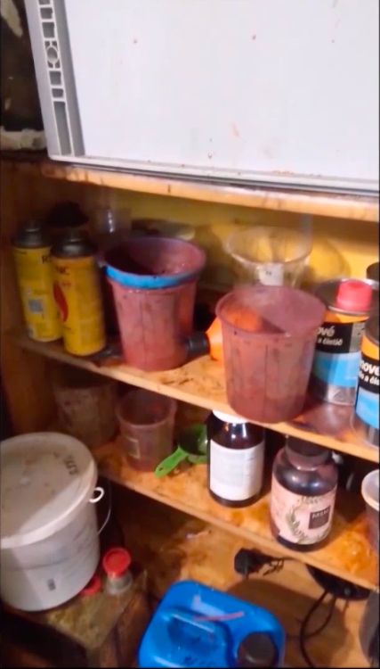 Policie zadržela skupinu dealerů. Výrobou a prodejem pervitinu si přišli na 60 milionů