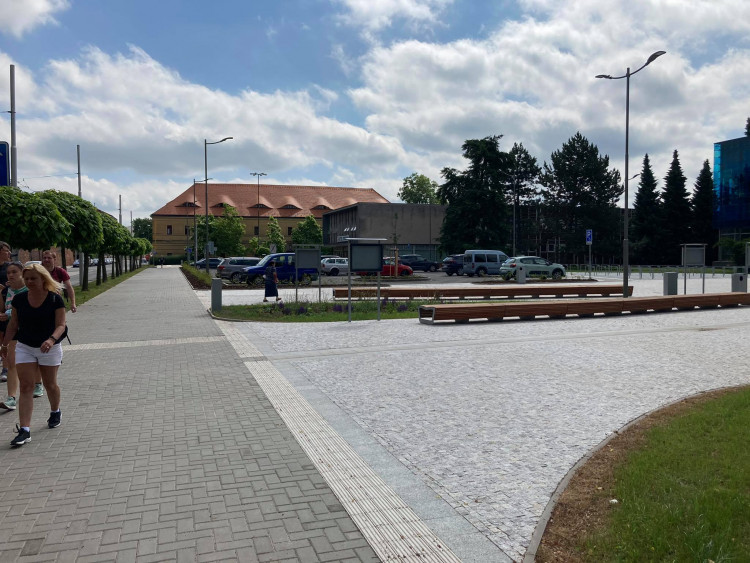 Nově zrekonstruovaný prostor před zimním stadionem v Hradci Králové