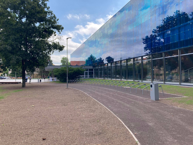 Nově zrekonstruovaný prostor před zimním stadionem v Hradci Králové