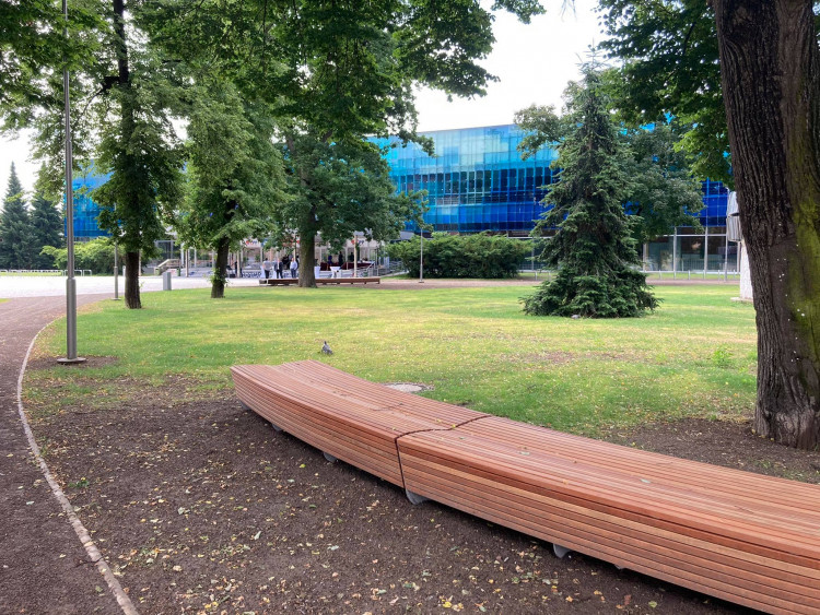 Nově zrekonstruovaný prostor před zimním stadionem v Hradci Králové