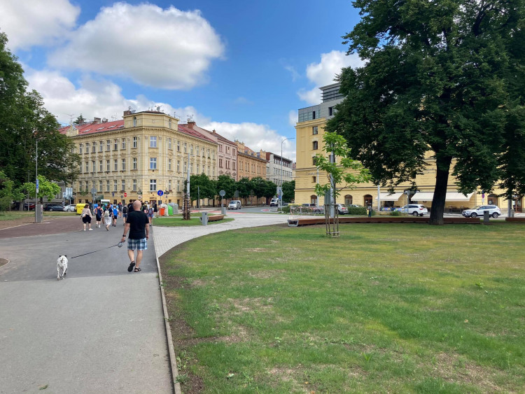 Nově zrekonstruovaný prostor před zimním stadionem v Hradci Králové