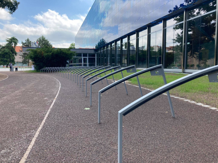 Nově zrekonstruovaný prostor před zimním stadionem v Hradci Králové