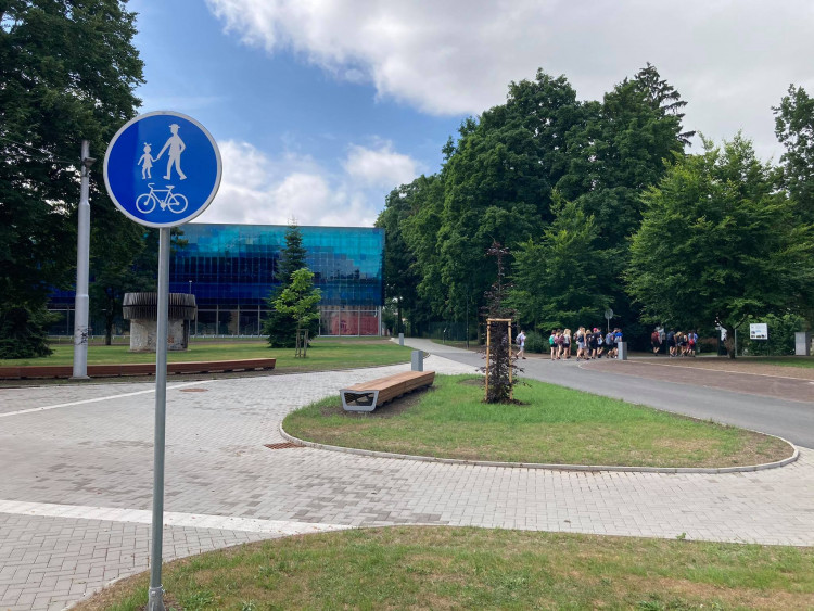 Nově zrekonstruovaný prostor před zimním stadionem v Hradci Králové