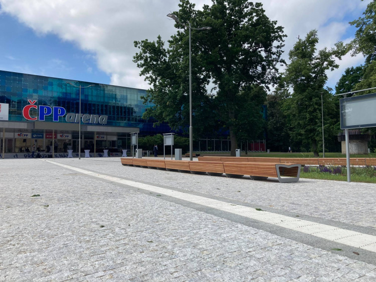 Nově zrekonstruovaný prostor před zimním stadionem v Hradci Králové
