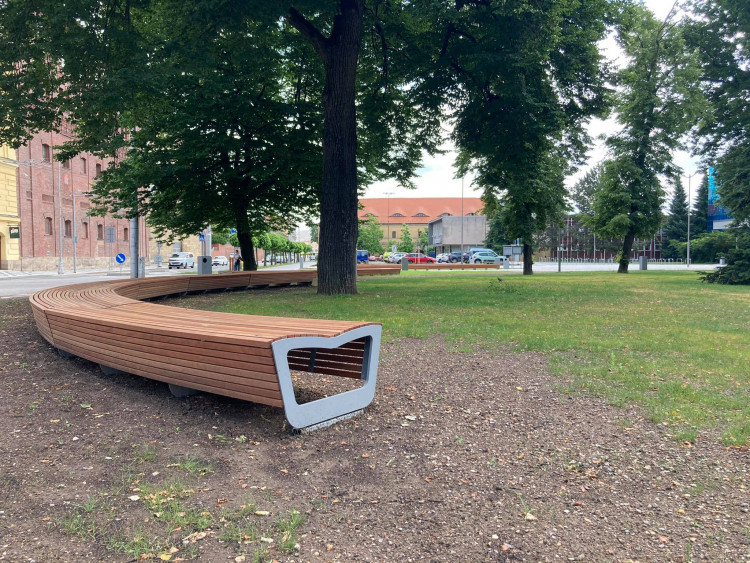 Nově zrekonstruovaný prostor před zimním stadionem v Hradci Králové