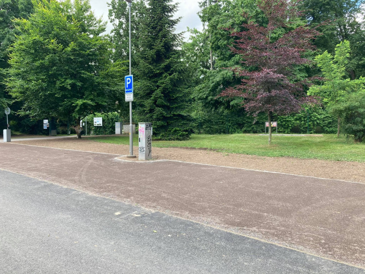 Nově zrekonstruovaný prostor před zimním stadionem v Hradci Králové