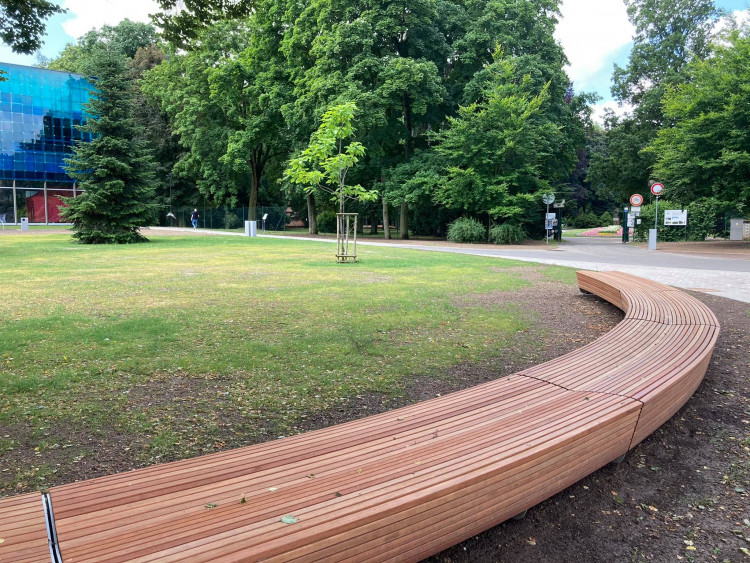 Nově zrekonstruovaný prostor před zimním stadionem v Hradci Králové