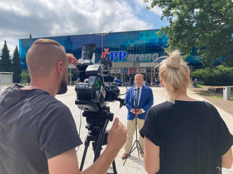 Nově zrekonstruovaný prostor před zimním stadionem v Hradci Králové