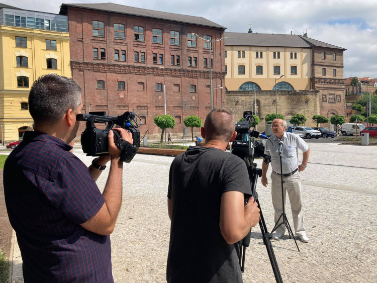 Nově zrekonstruovaný prostor před zimním stadionem v Hradci Králové