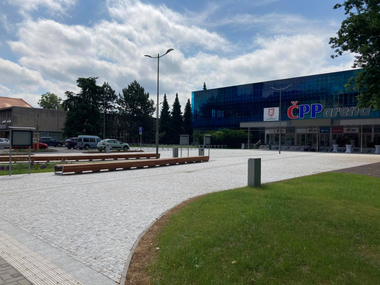 Nově zrekonstruovaný prostor před zimním stadionem v Hradci Králové