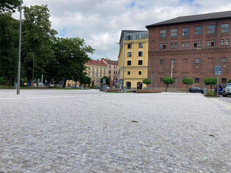 Nově zrekonstruovaný prostor před zimním stadionem v Hradci Králové