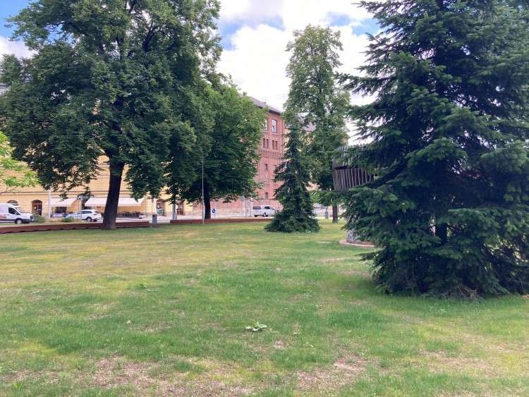 Nově zrekonstruovaný prostor před zimním stadionem v Hradci Králové