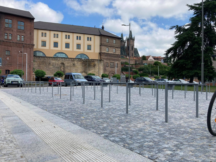 Nově zrekonstruovaný prostor před zimním stadionem v Hradci Králové