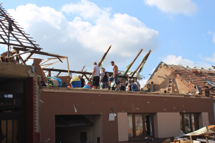 Následky řádění tornáda na Břeclavsku a Hodonínsku