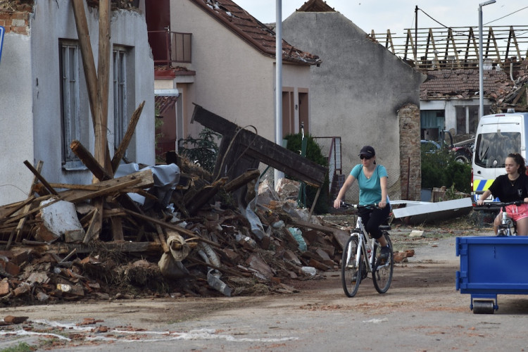 Následky řádění tornáda na Břeclavsku a Hodonínsku
