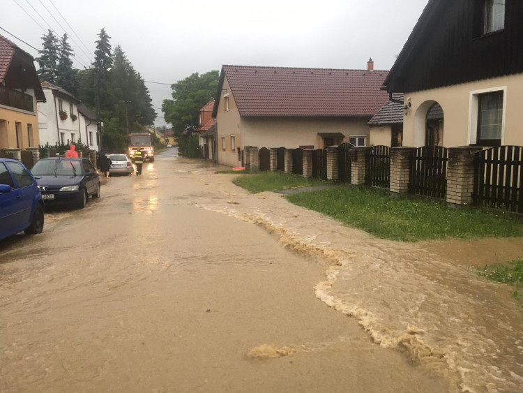 FOTOGALERIE: Voda po přívalovém lijáku zaplavila obec Kařez