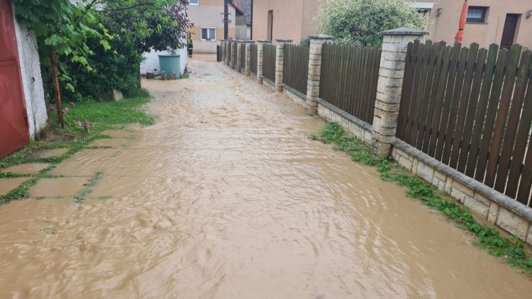 FOTOGALERIE: Voda po přívalovém lijáku zaplavila obec Kařez