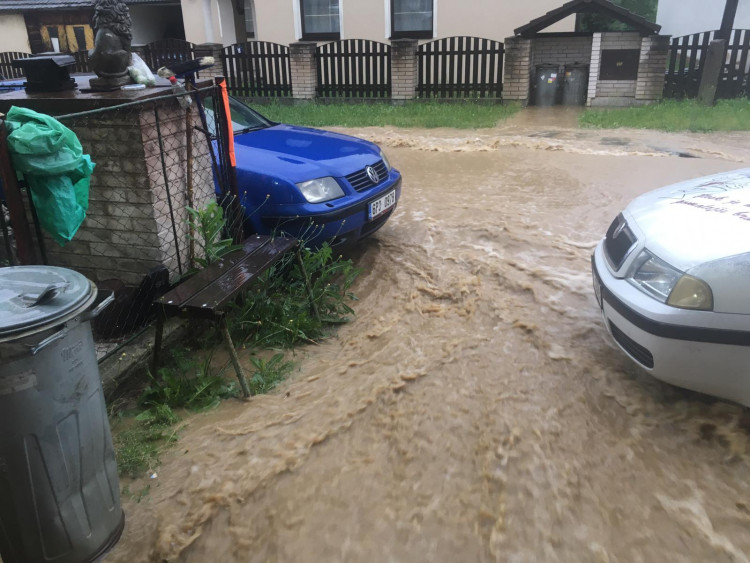FOTOGALERIE: Voda po přívalovém lijáku zaplavila obec Kařez