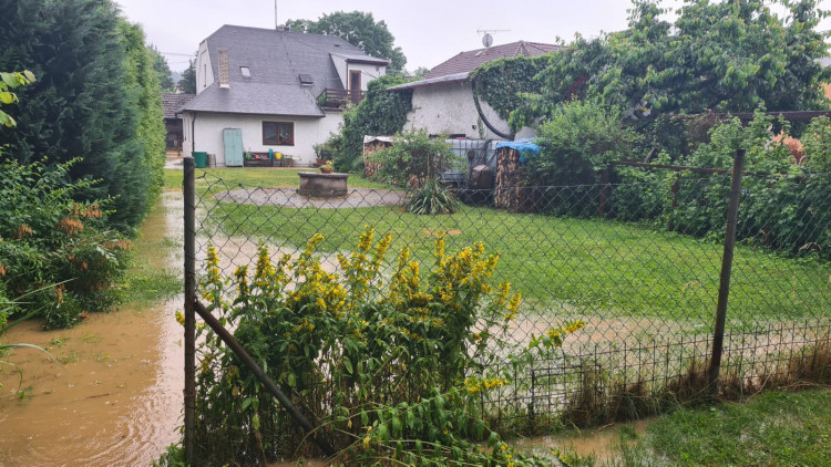 FOTOGALERIE: Voda po přívalovém lijáku zaplavila obec Kařez