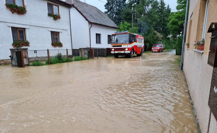 FOTOGALERIE: Voda po přívalovém lijáku zaplavila obec Kařez