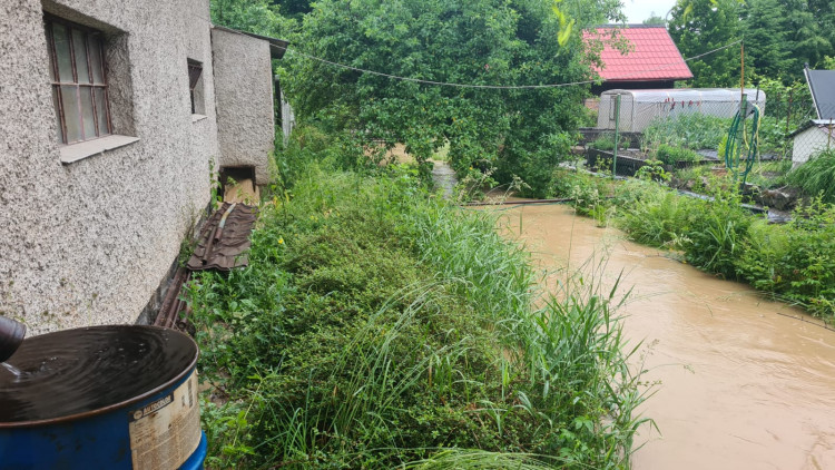 FOTOGALERIE: Voda po přívalovém lijáku zaplavila obec Kařez
