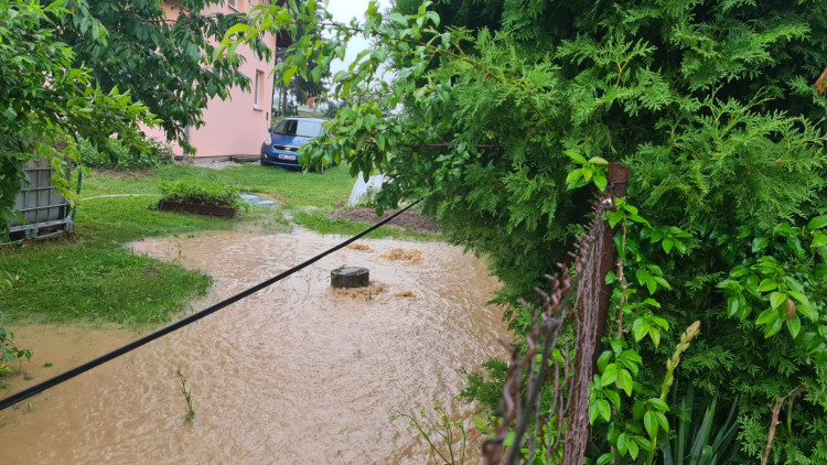 FOTOGALERIE: Voda po přívalovém lijáku zaplavila obec Kařez