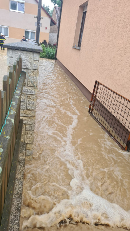 FOTOGALERIE: Voda po přívalovém lijáku zaplavila obec Kařez