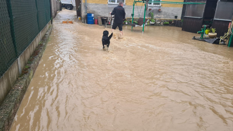 FOTOGALERIE: Voda po přívalovém lijáku zaplavila obec Kařez