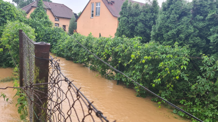 FOTOGALERIE: Voda po přívalovém lijáku zaplavila obec Kařez