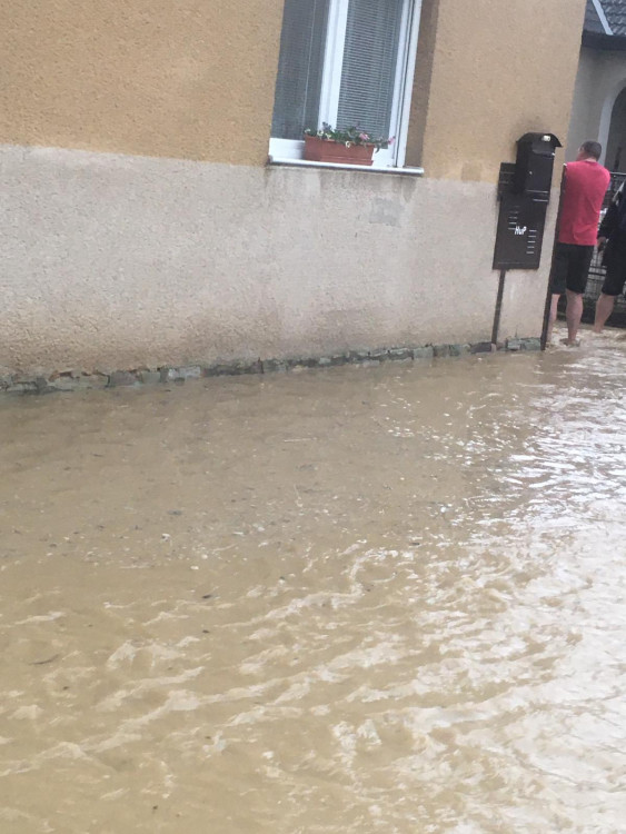 FOTOGALERIE: Voda po přívalovém lijáku zaplavila obec Kařez