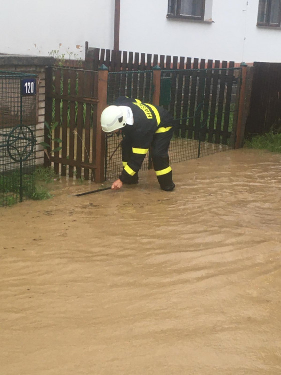FOTOGALERIE: Voda po přívalovém lijáku zaplavila obec Kařez