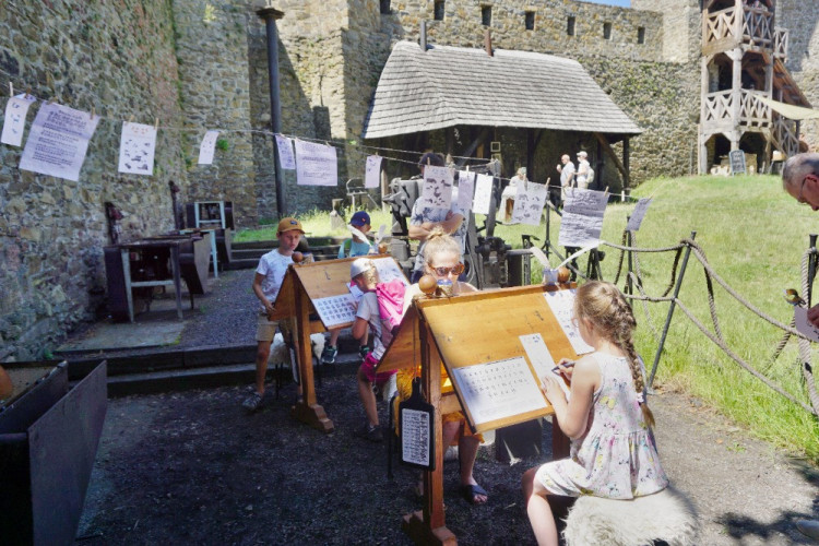 FOTOGALERIE: Helfštýnská pouť přilákala tisíce lidí. Děti si odnesly suvenýry i zážitky