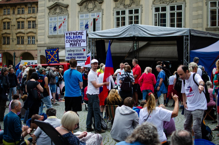 Demonstrace stovek odpůrců protikoronavirových opatření omezila provoz v Praze