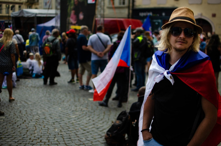 Demonstrace stovek odpůrců protikoronavirových opatření omezila provoz v Praze