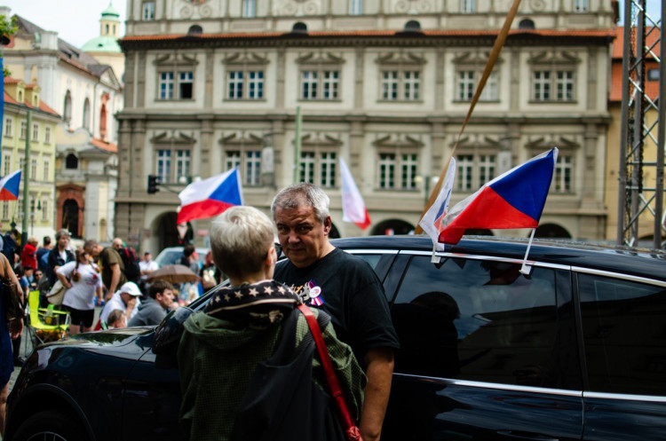Demonstrace stovek odpůrců protikoronavirových opatření omezila provoz v Praze
