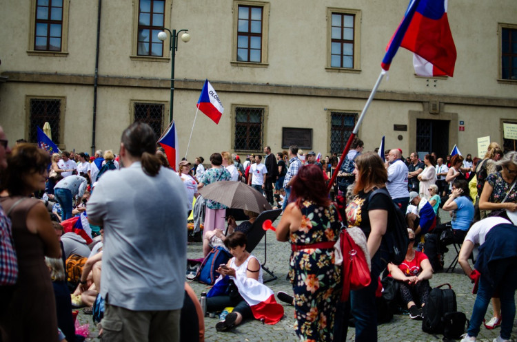 Demonstrace stovek odpůrců protikoronavirových opatření omezila provoz v Praze